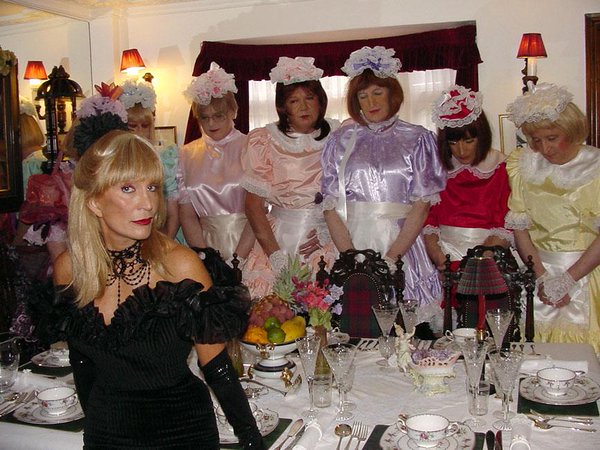 Pour mériter leur stage de féminisation chez Mrs Silk, les sissies se doivent d'être ridicules et obéissantes.