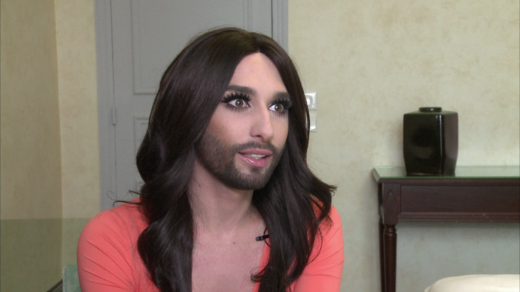 Conchita Wurst, garçon aux cheveux longs, ou femme à barbe 