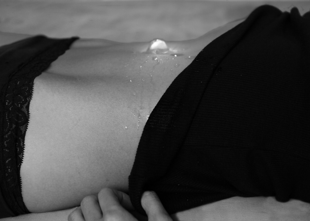 An_ice_cube_in_a_girls_belly