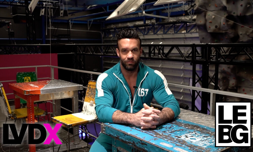 [Vidéo #160] Le Background de Larry Steel – La Voix du X