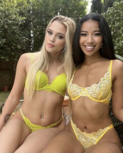 Ameena Green et une femme blonde en lingerie jaune
