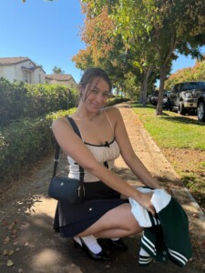Bella Rolland pose dans un quartier américain