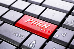 Un clavier avec une touche rouge "porn"