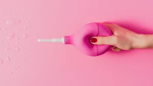 Femme pressant une pipette rose