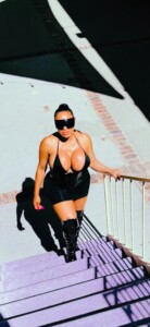 Ava Devine montant des escaliers