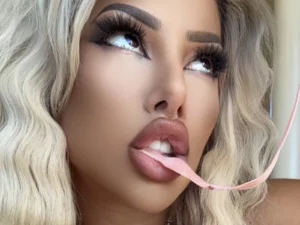 Kitana Montana mâchant un chewing-gum