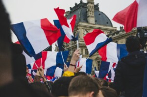 Manifestation avec des drapeaux français