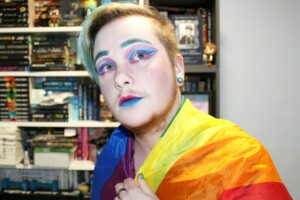Un homme maquillé en LGBTQ