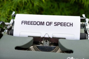 Un papier portant l'inscription "Freedom of Speech"