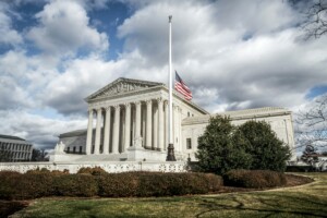Drapeau américain devant un tribunal