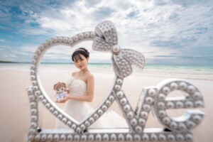 Femme sur une plage dans un cadre LOVE