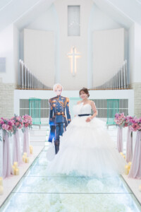 Femme simulant un mariage avec une poupée
