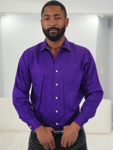 Dillion Cox en chemise violette