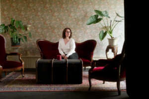 Chloé Saffy sur un fauteuil rouge