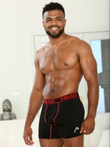 Troy Francisco en short head noir