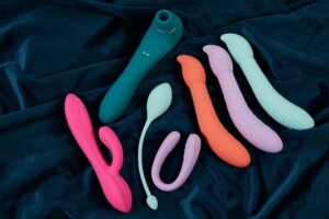 Plein de sextoys sur un lit