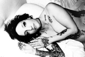 Lena Fire allongée nue en noir et blanc