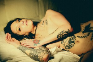 Lena Fire allongée nue