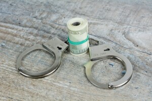 Menottes et une liasse de billets