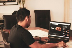 Homme naviguant sur Pornhub sur son pc