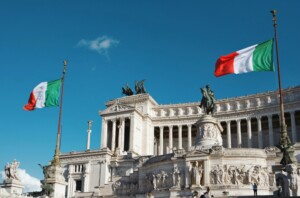 Bâtiment en Italie cerné de drapeaux italiens