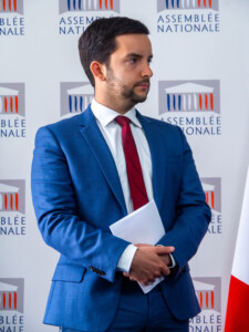 Le député RN Jean-Phillipe TANGUY en costume bleu