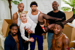 Frenchy portée par cinq hommes